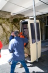 Twee man helpen je uit de cabine die gewoon doordraaid. Je moet er uit springen.