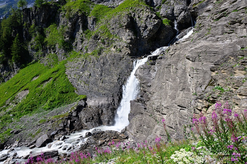 Lac de Tseuzier is an artificial lake in the canton of Valais, Switzerland. It is located in the municipalities of Ayent and Icogne.
The reservoir has a volume of 51 mio m³ and a surface area of 0.85 km2 (0.33 sq mi). It was formed by the dams of Zeuzier (156 m) and Proz-Riond (20 m) built in 1957. GFK-20230818-Z9-2400.jpg