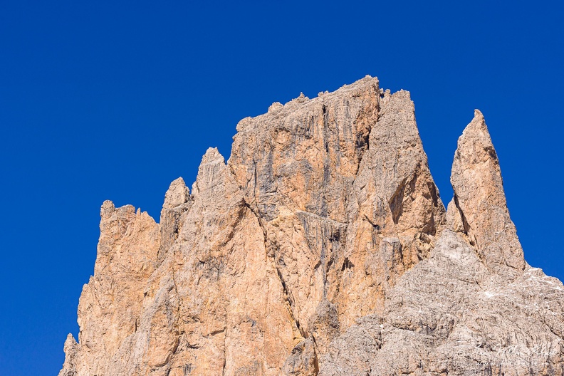 The Fünffingerspitze (Five Finger Peak, Punta delle Cinque Dita), so called because the five summits of this mountain form the shape of a hand with five fingers. The middle finger is the highest point with the summit (2918 meter) of the Fünffingerspitze. The thumb stands a bit isolated. Close-up of the Fünffingerspitze (Cinque Dita), part of the Langkofel Group mountain massif