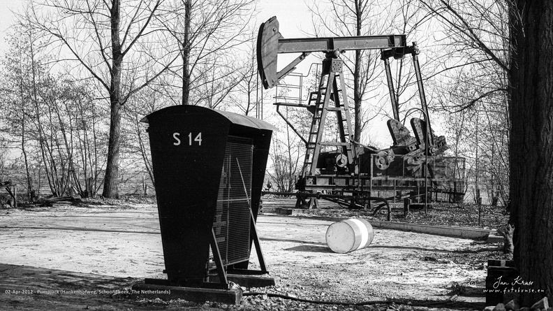 Pumpjack (Hankenhofweg, Schoonebeek, The Netherlands) - GFK-20120402-SCAN-LS50-JBKRUSE-F0020-T301-NEGBW-0004-wallpaper-16_9.jpg Pumpjack located in city street in village Schoonebeek in The Netherlands