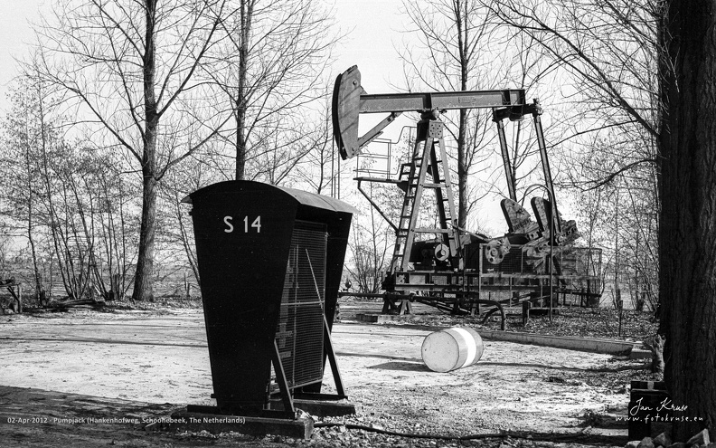 Pumpjack (Hankenhofweg, Schoonebeek, The Netherlands) - GFK-20120402-SCAN-LS50-JBKRUSE-F0020-T301-NEGBW-0004-wallpaper-16_10.jpg Pumpjack located in city street in village Schoonebeek in The Netherlands