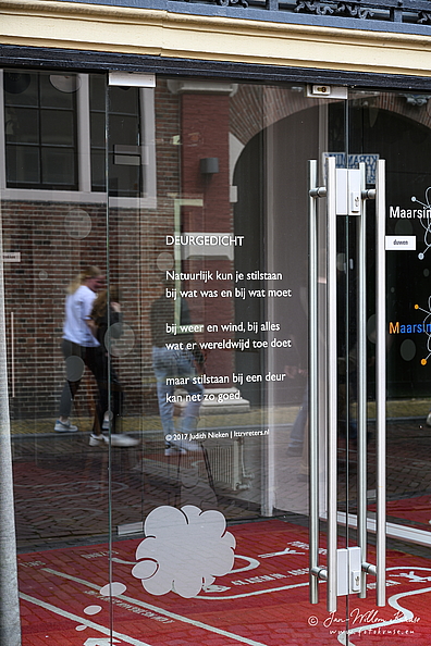 Poem on a door (NL: deurgedicht)