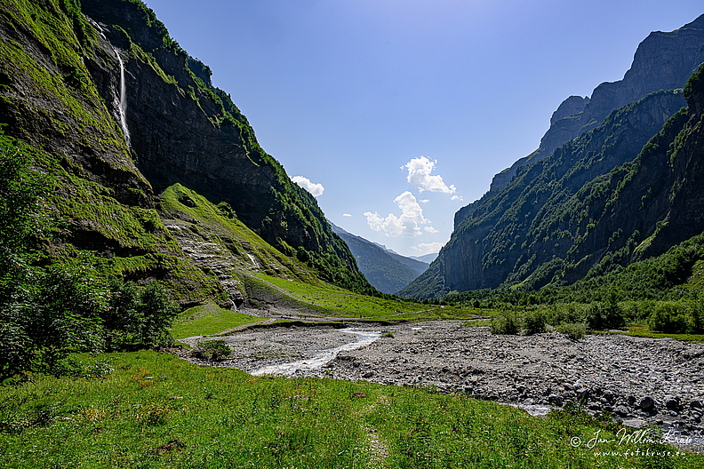 View towards the entrance of the Cirque du Fer-à-Cheval