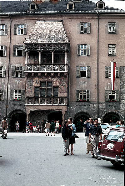 The Golden Roof (Goldenes Dachl) in Innsbruck (394bezoeken) The Golden Roof (Goldenes Dachl) is the name of a building from the early 16th century that was erec... The Golden Roof (Goldenes Dachl) in Innsbruck