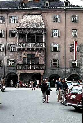 The Golden Roof (Goldenes Dachl) in Innsbruck (394bezoeken) The Golden Roof (Goldenes Dachl) is the name of a building from the early 16th century that was erec... The Golden Roof (Goldenes Dachl) in Innsbruck