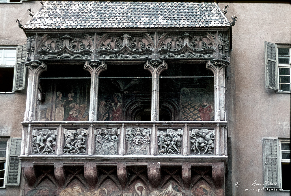 The Golden Roof (Goldenes Dachl) in Innsbruck (404 Besuche) The Golden Roof (Goldenes Dachl) is the name of a building from the early 16th century that was erec... The Golden Roof (Goldenes Dachl) in Innsbruck
