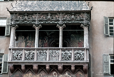 The Golden Roof (Goldenes Dachl) in Innsbruck (404 Besuche) The Golden Roof (Goldenes Dachl) is the name of a building from the early 16th century that was erec... The Golden Roof (Goldenes Dachl) in Innsbruck