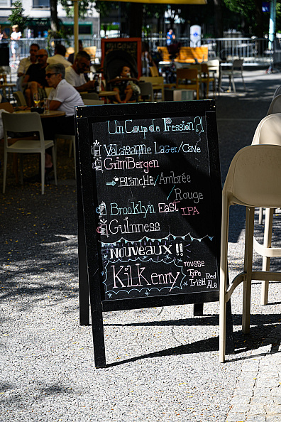 Invite for a drink at bar Le Brésilien