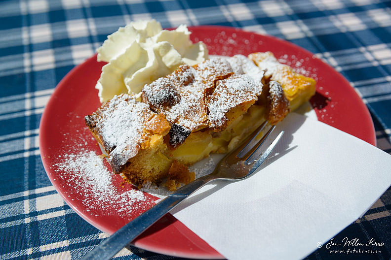 Apfelstrudel mit Sahne