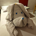 fgk-20260815-hotelkamer egypte - telefoon-flamenco-beach-resort-el-quseir-towel-dog-hotel-room.jpg