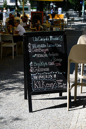 Invite for a drink at bar Le Brésilien
