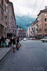 Wilhelm-Greil-Straße in Innsbruck, met op achtergrond Tiroler Landesmuseum Wilhelm-Greil-Straße in Innsbruck, met op achtergrond Tiroler Landesmuseum