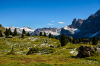 Torre Orientale Meisules dala Biesces belonging to the Sella Group with behind it the Puez Group as seen from the south Torre Orientale Meisules dala Biesces belonging to the Sella Group with behind it the Puez Group as seen from the south