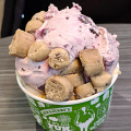 fgk-20260814-ijsje edinburgh - telefoon-ben-jerrys-pink-ice-cream-cookie-dough-topping.jpg